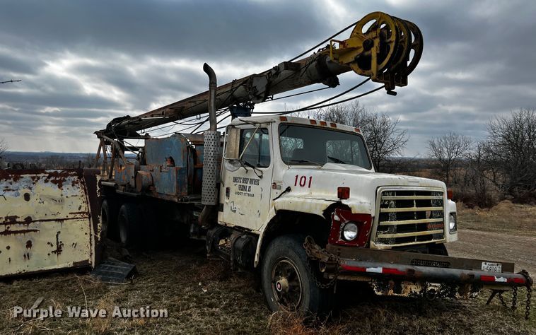 image for item JH9304 1989 International F1954  pulling unit