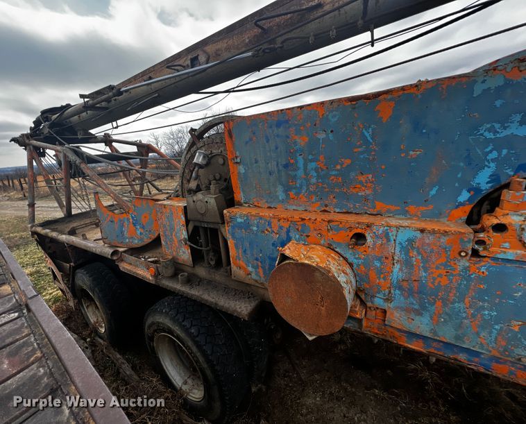 image for item JH9304 1989 International F1954  pulling unit