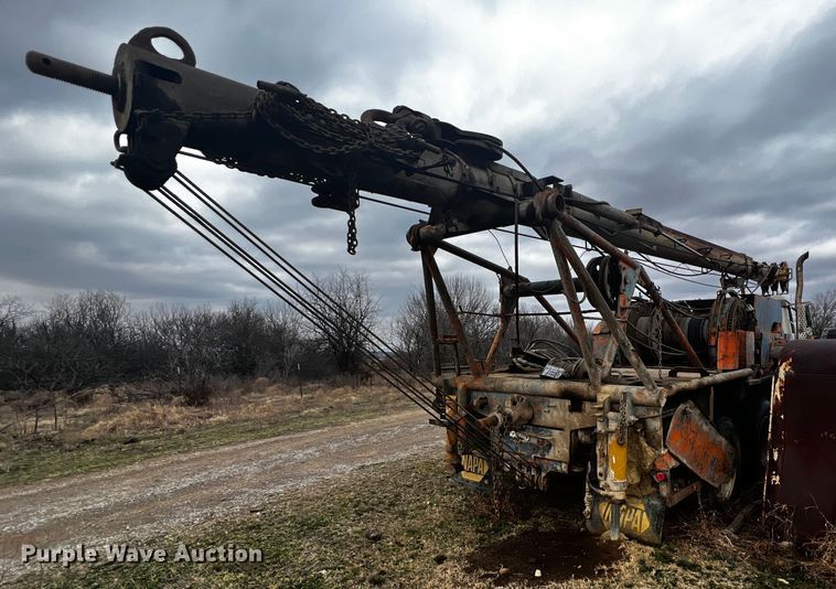 image for item JH9304 1989 International F1954  pulling unit