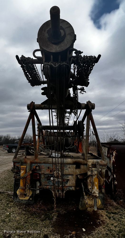 image for item JH9304 1989 International F1954  pulling unit