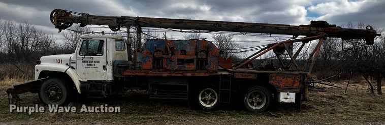 image for item JH9304 1989 International F1954  pulling unit