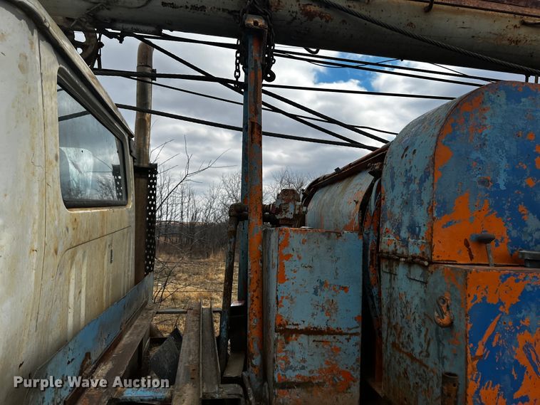 image for item JH9304 1989 International F1954  pulling unit