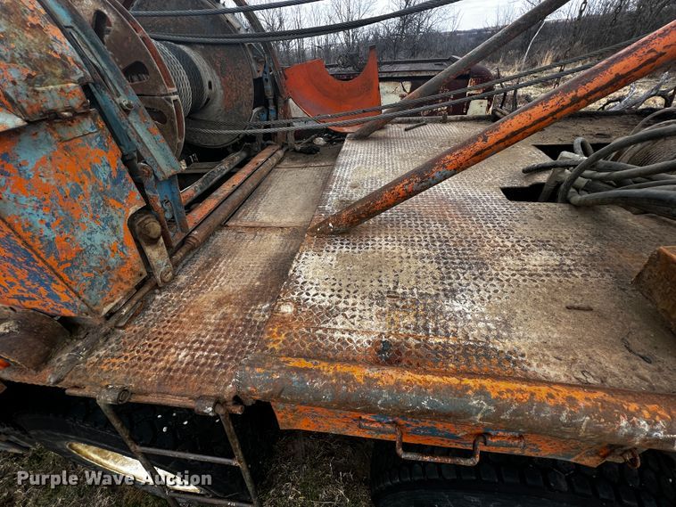 image for item JH9304 1989 International F1954  pulling unit