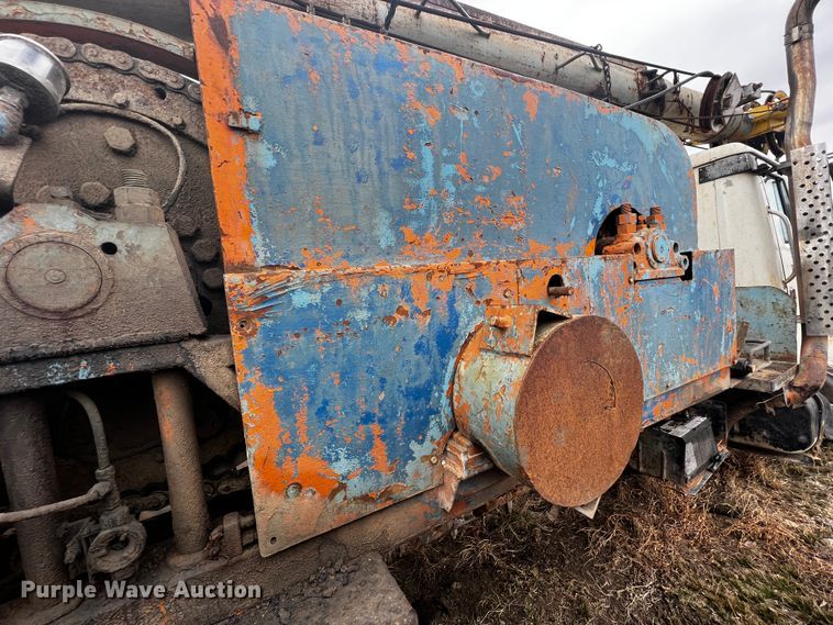 image for item JH9304 1989 International F1954  pulling unit