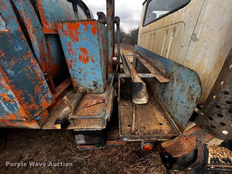 image for item JH9304 1989 International F1954  pulling unit