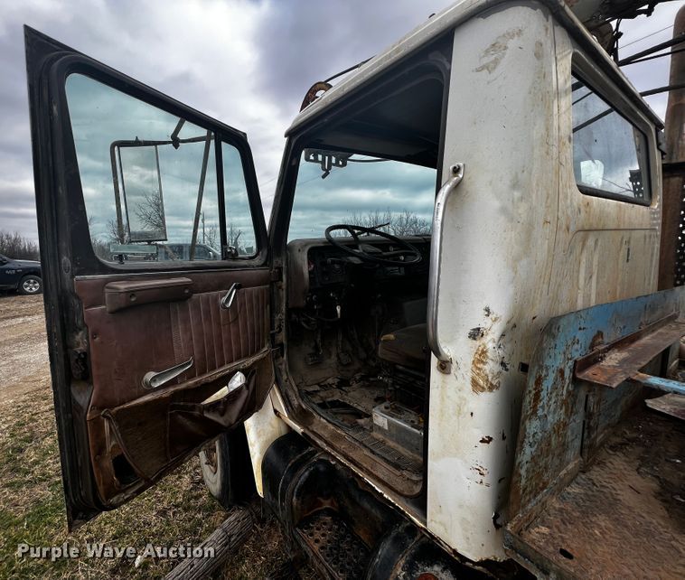 image for item JH9304 1989 International F1954  pulling unit