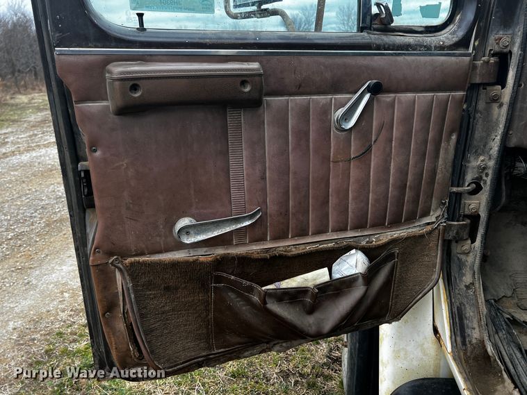 image for item JH9304 1989 International F1954  pulling unit