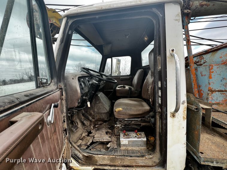 image for item JH9304 1989 International F1954  pulling unit