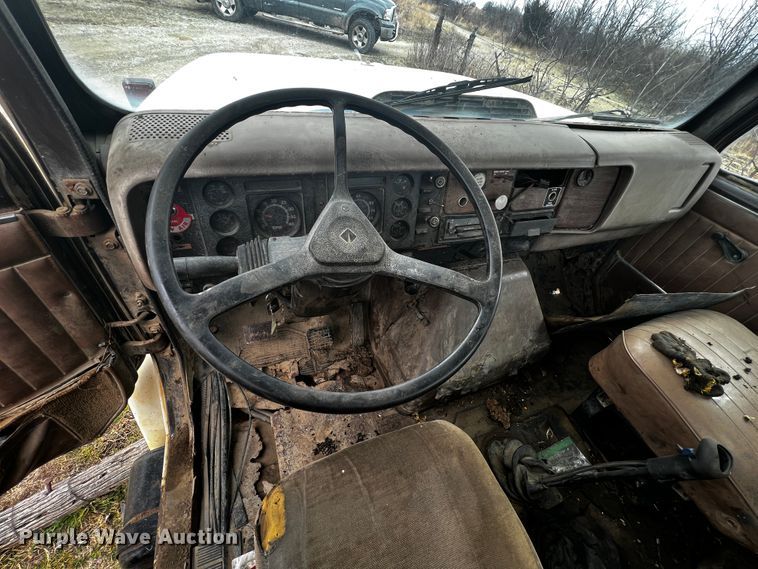 image for item JH9304 1989 International F1954  pulling unit