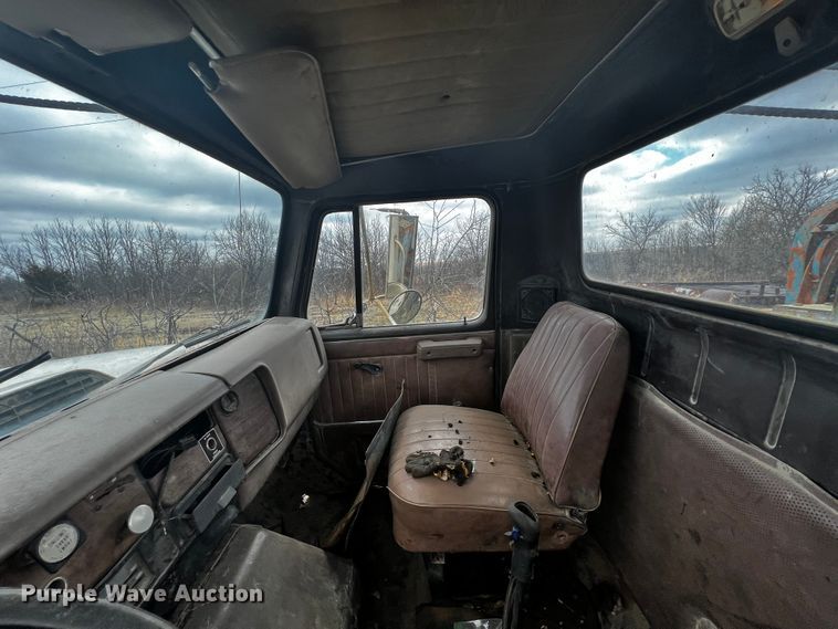 image for item JH9304 1989 International F1954  pulling unit