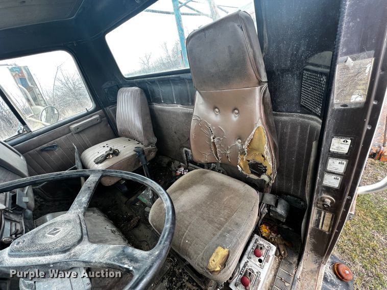 image for item JH9304 1989 International F1954  pulling unit