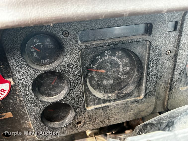 image for item JH9304 1989 International F1954  pulling unit