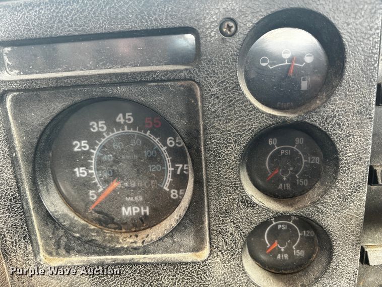 image for item JH9304 1989 International F1954  pulling unit