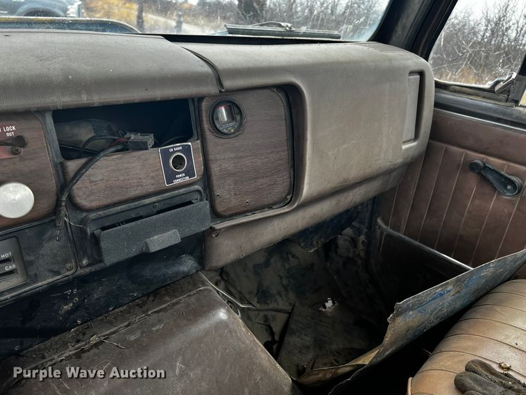 image for item JH9304 1989 International F1954  pulling unit