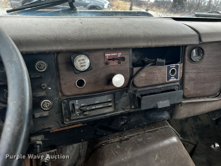 image for item JH9304 1989 International F1954  pulling unit