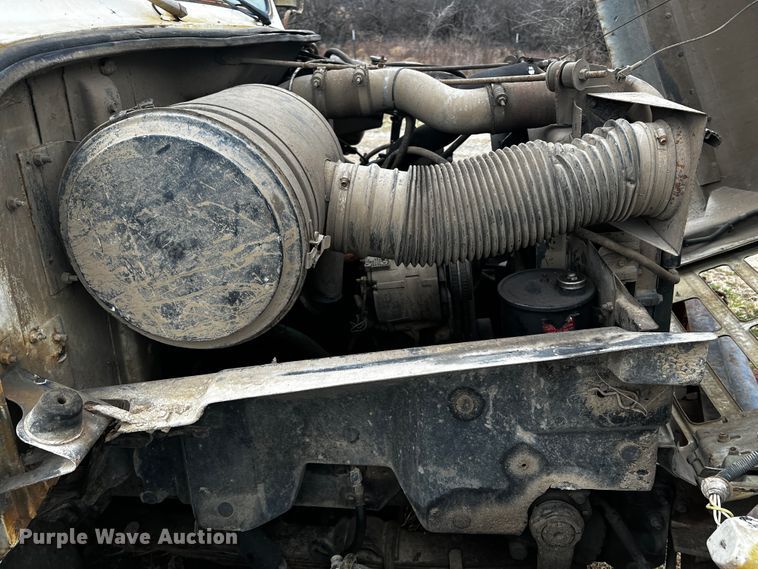 image for item JH9304 1989 International F1954  pulling unit