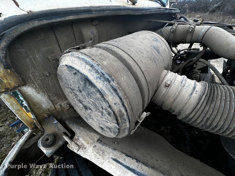 image for item JH9304 1989 International F1954  pulling unit