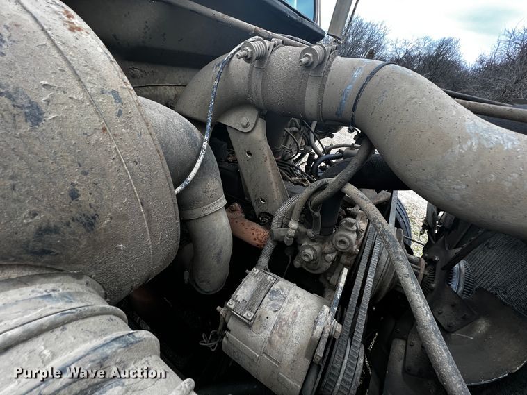 image for item JH9304 1989 International F1954  pulling unit