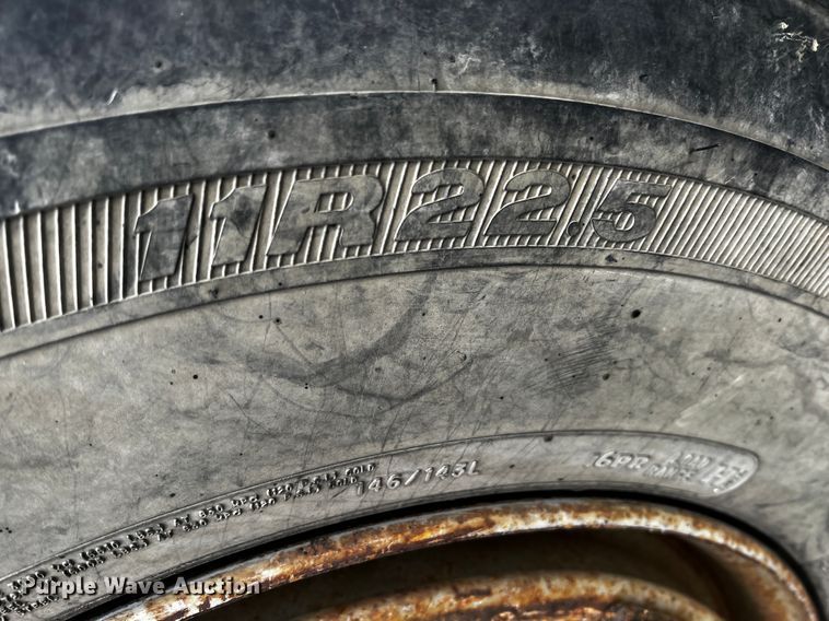 image for item JH9304 1989 International F1954  pulling unit