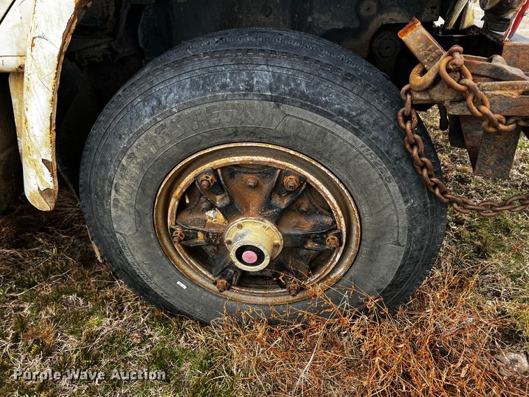 image for item JH9304 1989 International F1954  pulling unit