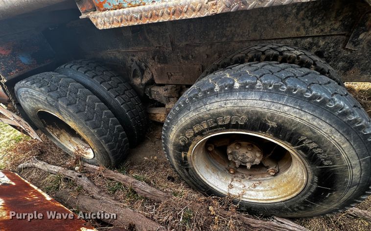 image for item JH9304 1989 International F1954  pulling unit