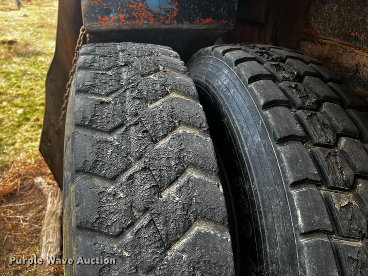 image for item JH9304 1989 International F1954  pulling unit