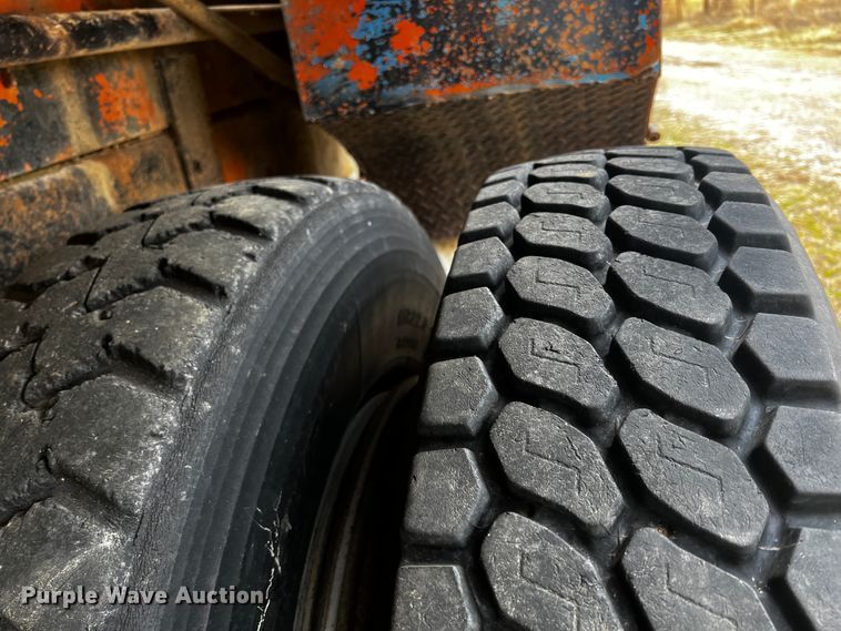 image for item JH9304 1989 International F1954  pulling unit