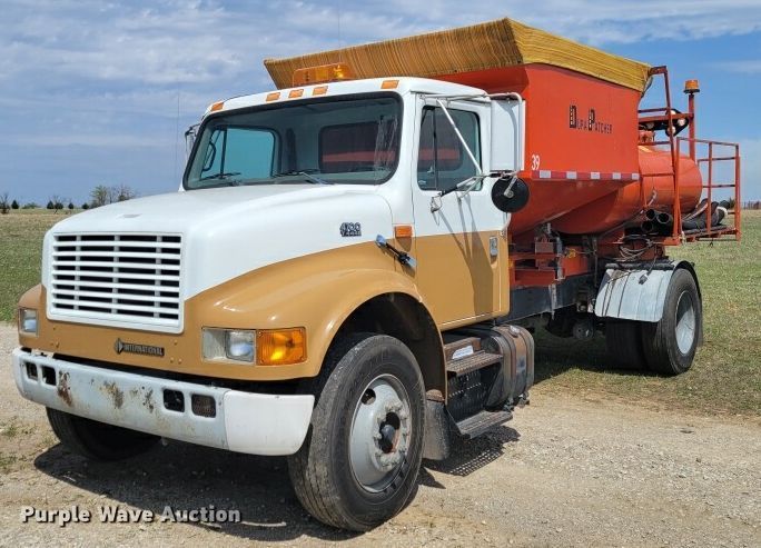 image for item JH9337 2000 International 4700  asphalt patch truck
