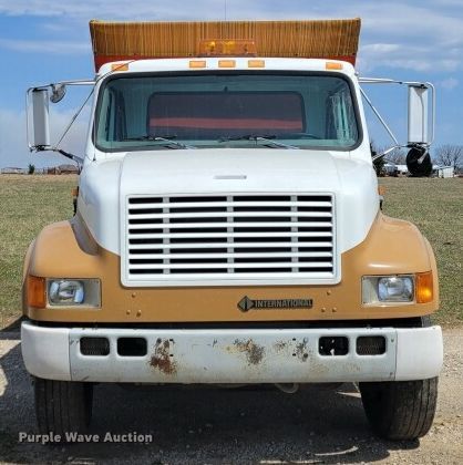 image for item JH9337 2000 International 4700  asphalt patch truck