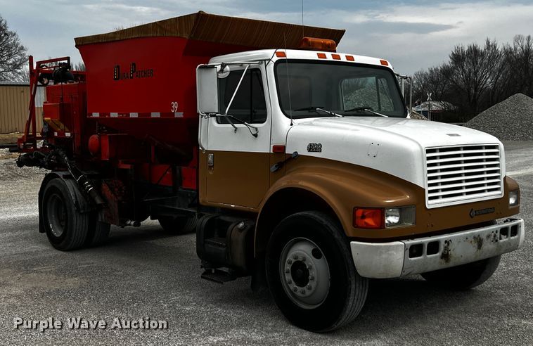 image for item JH9337 2000 International 4700  asphalt patch truck