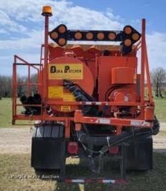 image for item JH9337 2000 International 4700  asphalt patch truck