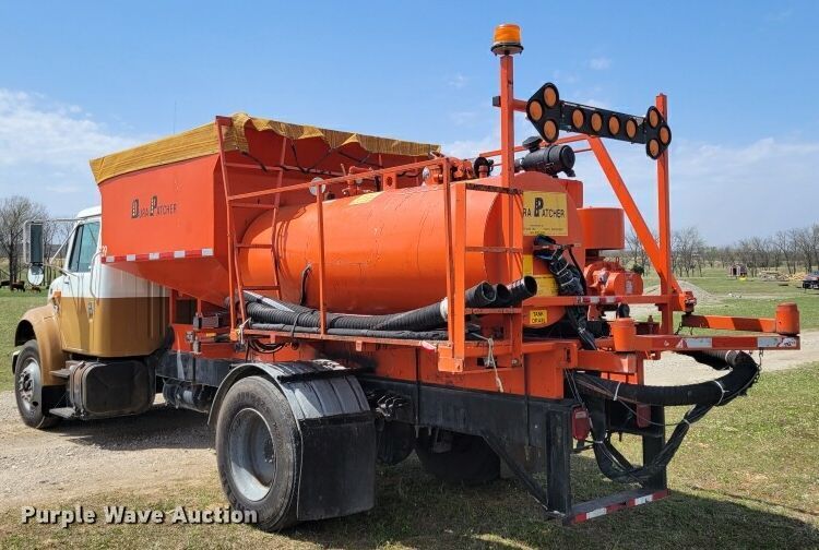 image for item JH9337 2000 International 4700  asphalt patch truck