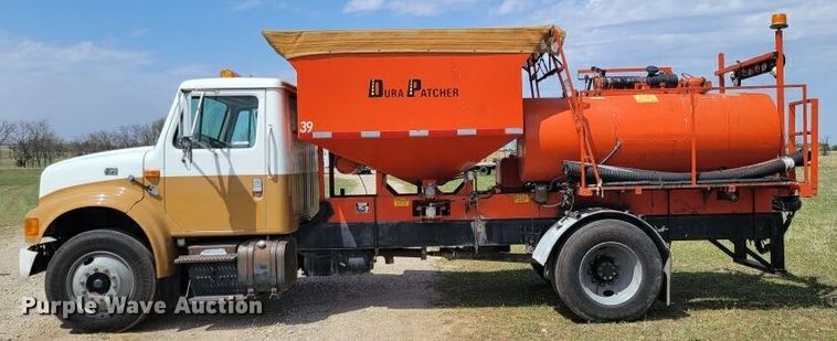 image for item JH9337 2000 International 4700  asphalt patch truck
