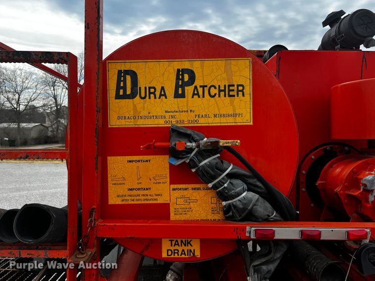 image for item JH9337 2000 International 4700  asphalt patch truck