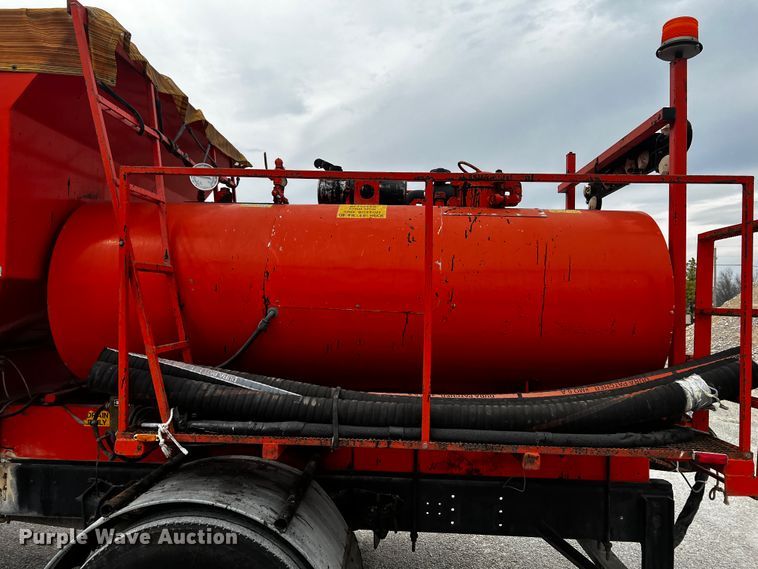 image for item JH9337 2000 International 4700  asphalt patch truck