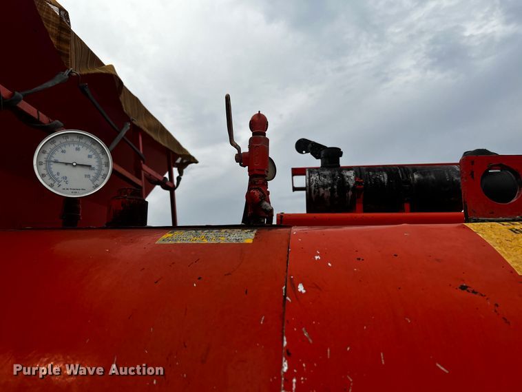 image for item JH9337 2000 International 4700  asphalt patch truck