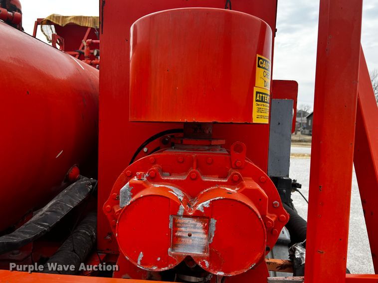 image for item JH9337 2000 International 4700  asphalt patch truck