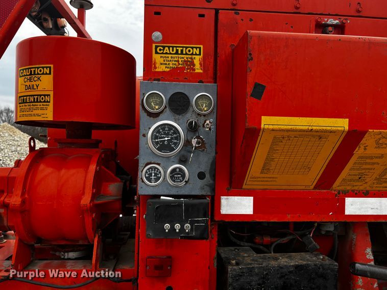 image for item JH9337 2000 International 4700  asphalt patch truck