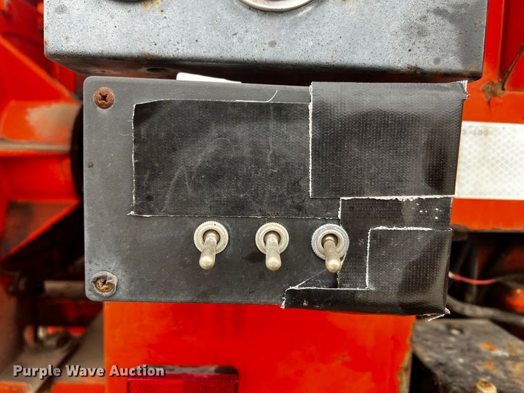 image for item JH9337 2000 International 4700  asphalt patch truck