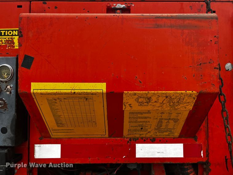 image for item JH9337 2000 International 4700  asphalt patch truck