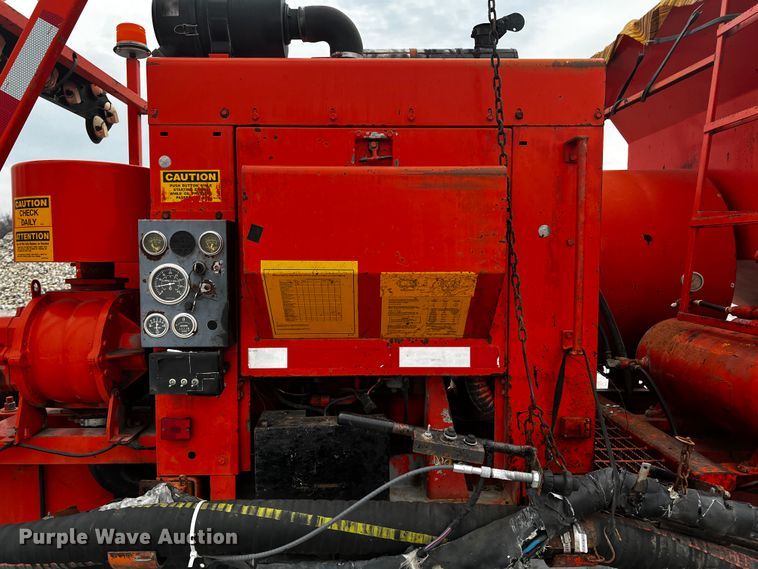 image for item JH9337 2000 International 4700  asphalt patch truck