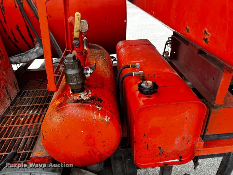 image for item JH9337 2000 International 4700  asphalt patch truck