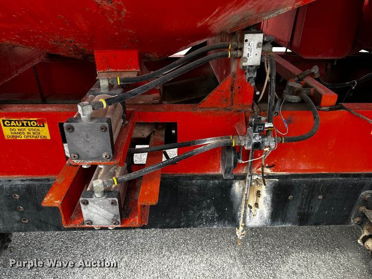 image for item JH9337 2000 International 4700  asphalt patch truck