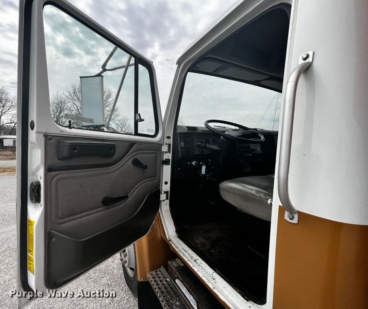 image for item JH9337 2000 International 4700  asphalt patch truck