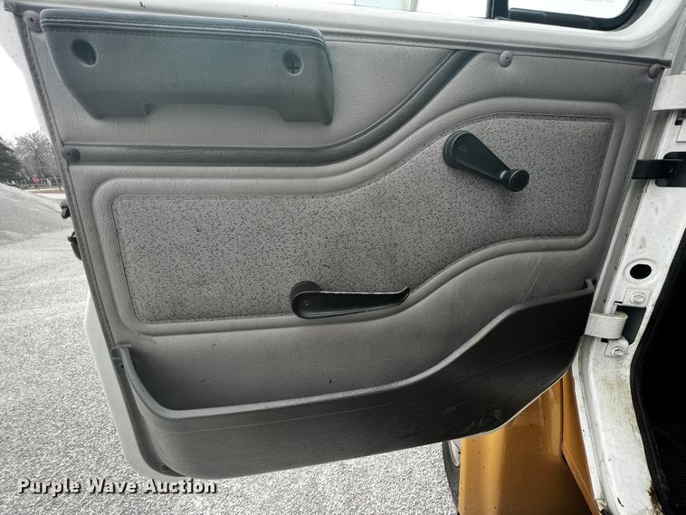 image for item JH9337 2000 International 4700  asphalt patch truck