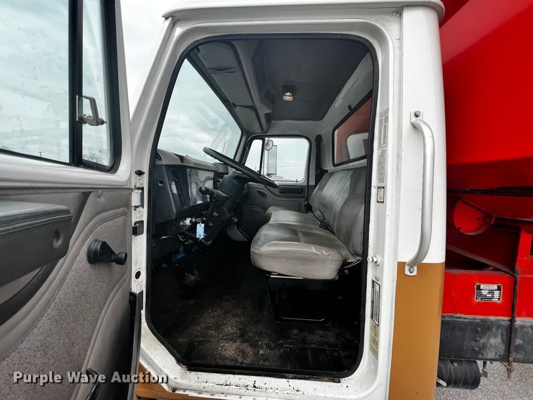 image for item JH9337 2000 International 4700  asphalt patch truck