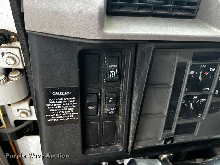 image for item JH9337 2000 International 4700  asphalt patch truck