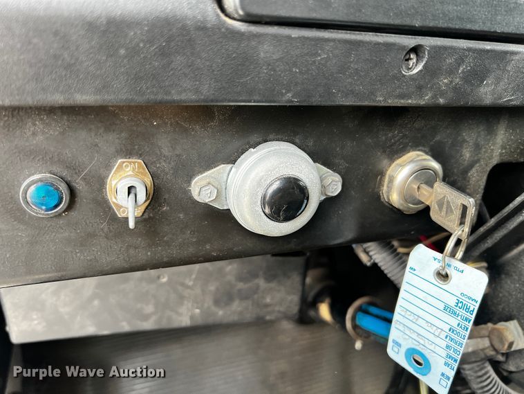 image for item JH9337 2000 International 4700  asphalt patch truck