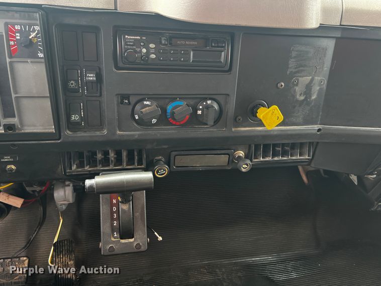 image for item JH9337 2000 International 4700  asphalt patch truck