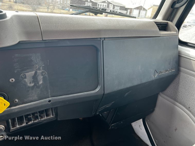 image for item JH9337 2000 International 4700  asphalt patch truck